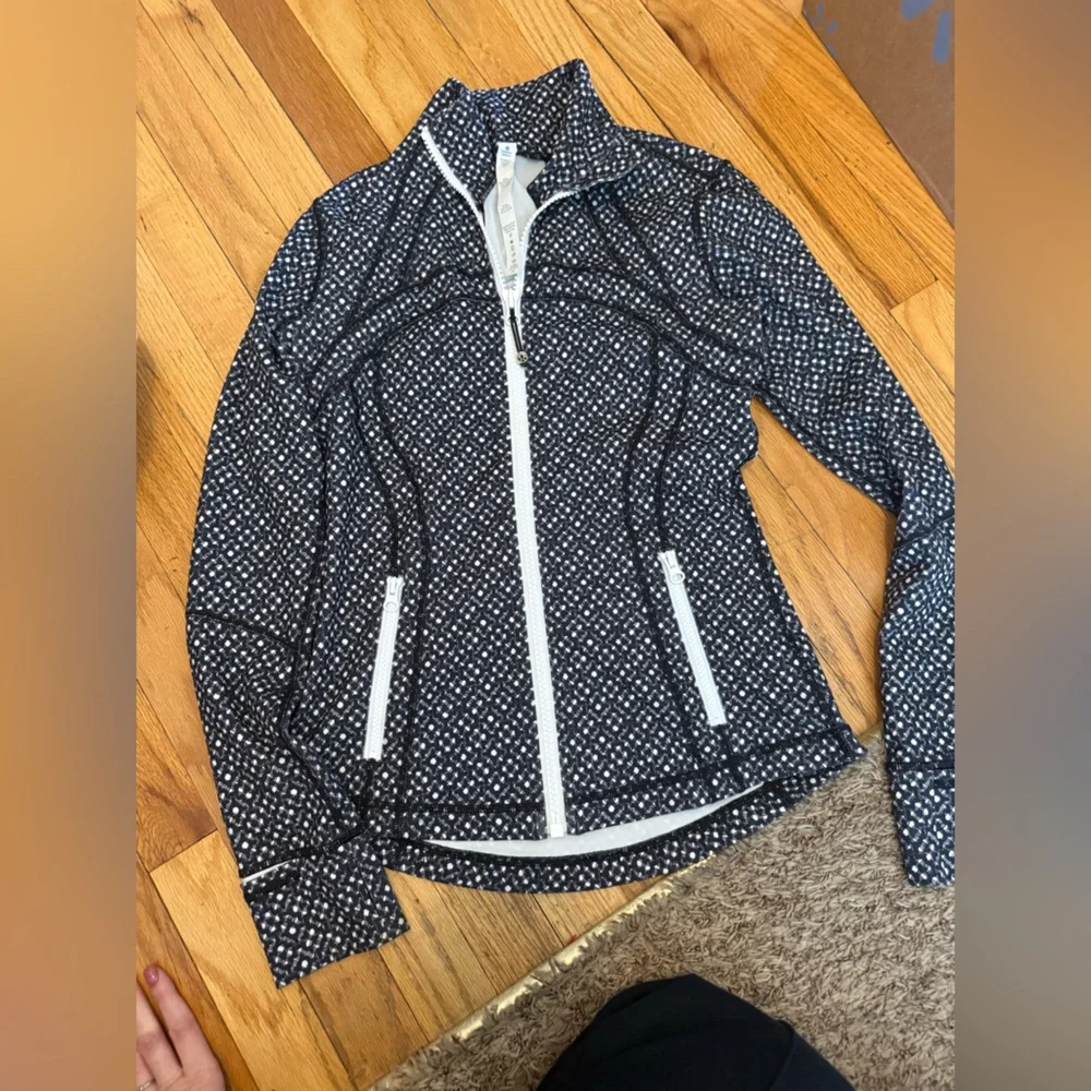 Lululemon Black White Print Zip Up Jacket Size 6 Hooded‎ Athletic Running Jacket